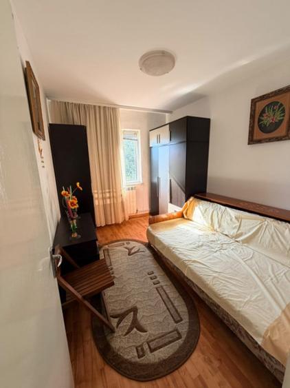 Apartament cu 3 camere semidecomandat în Casa de Cultură