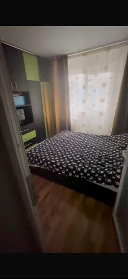 Apartament cu 4 camere semidecomandat în Rovine