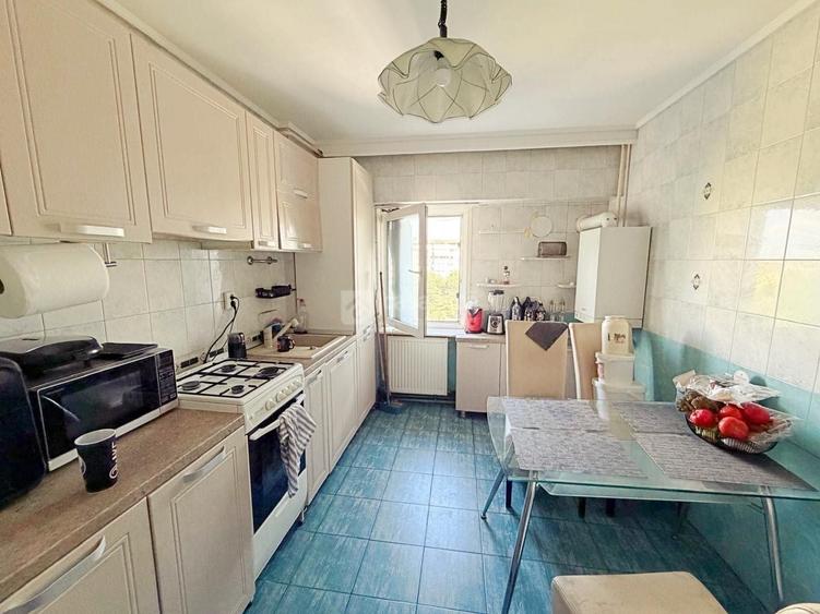 Apartament cu 3 camere decomandat în Nicolina
