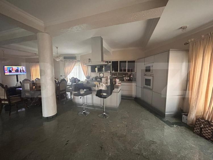 Casă individuală cu 8 camere cu Piscina în Dumbrăvița