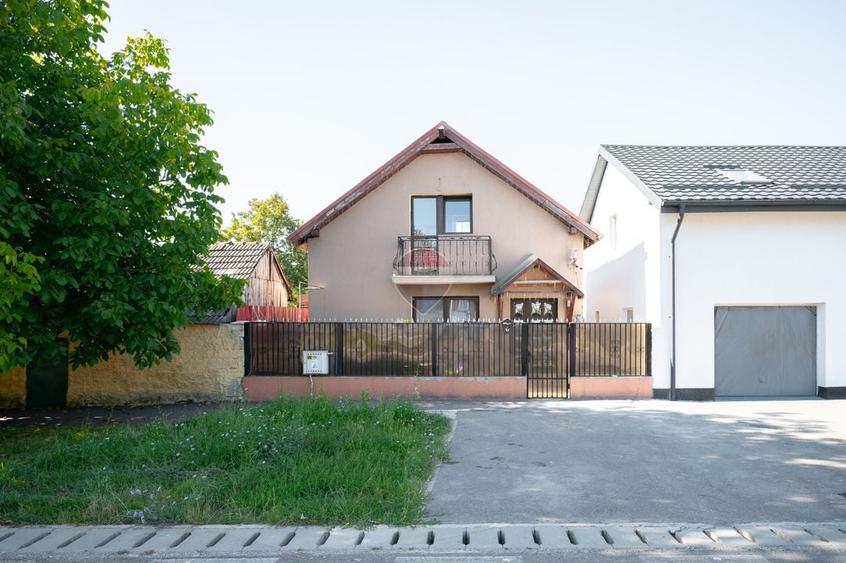 Casă individuală cu 3 camere cu Teren 93 Mp în Sânpetru