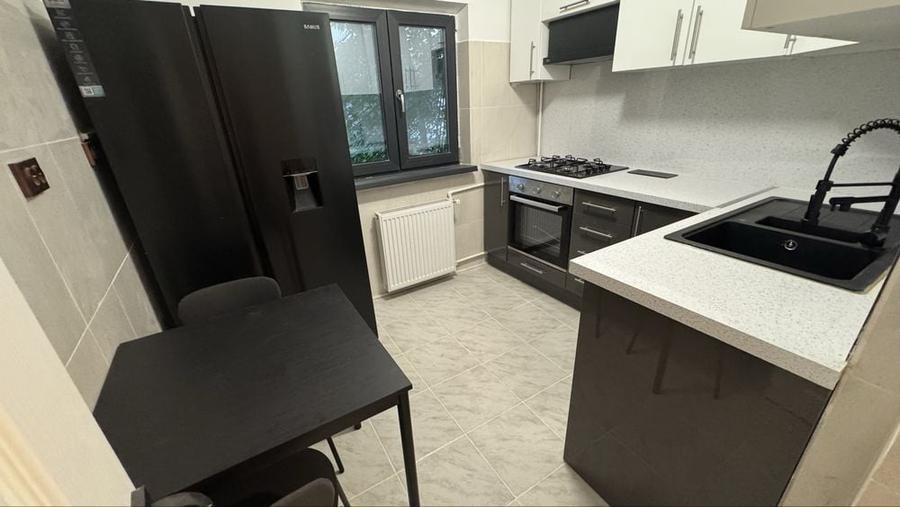 Apartament cu 3 camere decomandat în Apusului