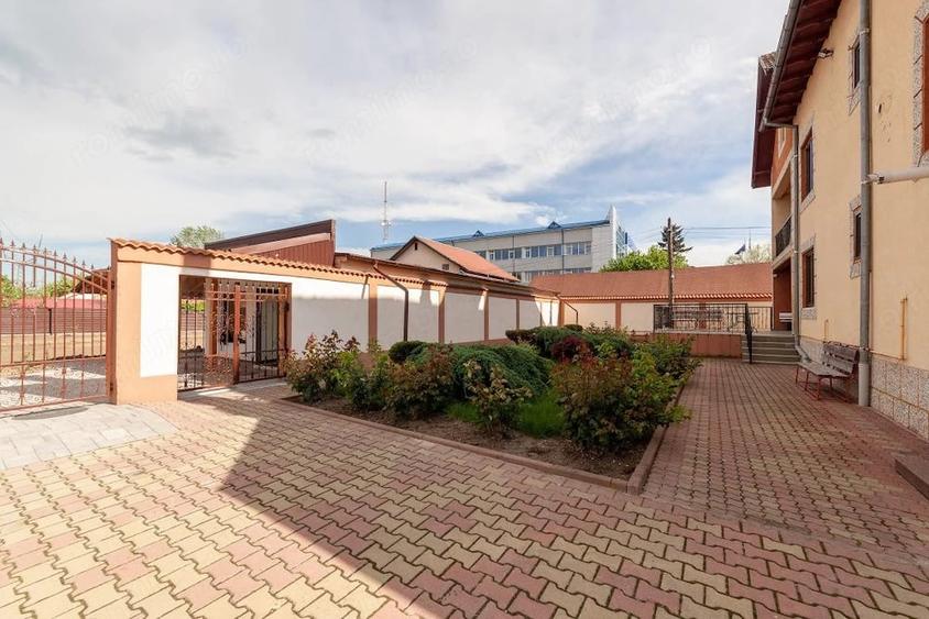 Casă cu 8 camere cu Teren 1000 Mp în Sud