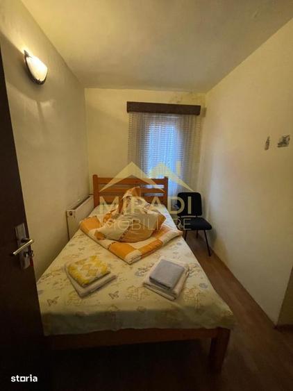 Apartament cu 4 camere decomandat, mobilat în Castelul Peleș