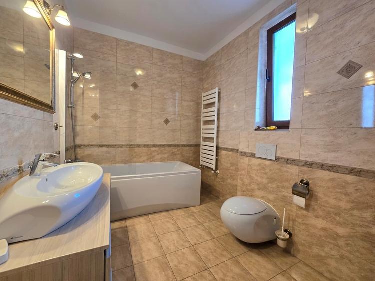 Apartament cu 5 camere în Aviatorilor