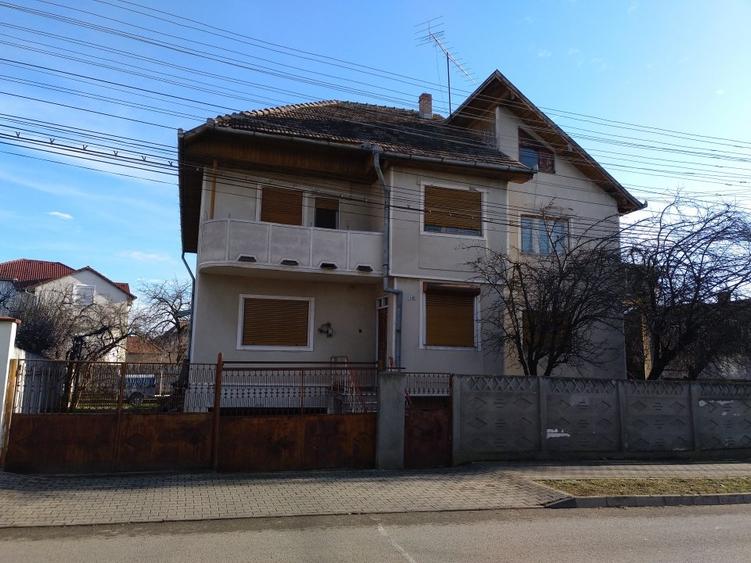 Casă cu 7 camere cu Teren 700 Mp în Central