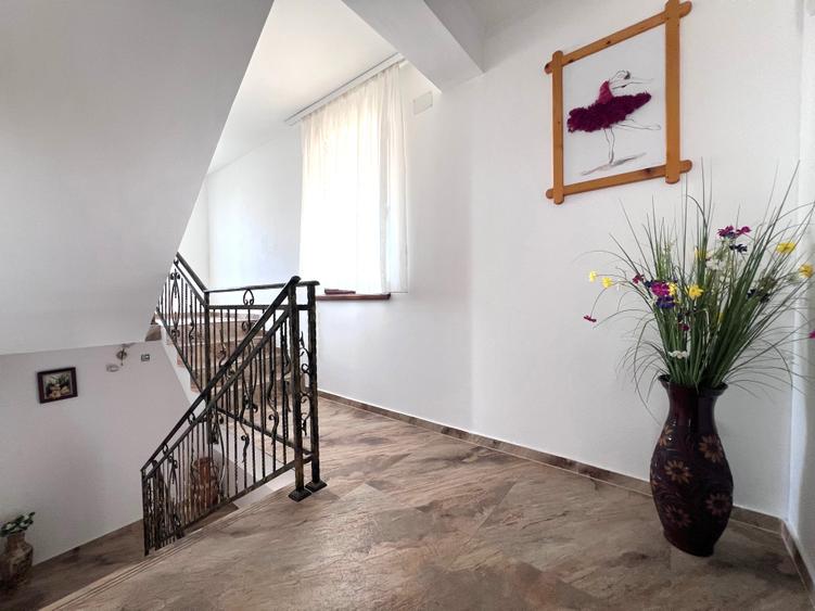 Casă cu 8 camere cu Teren 400 Mp în Central