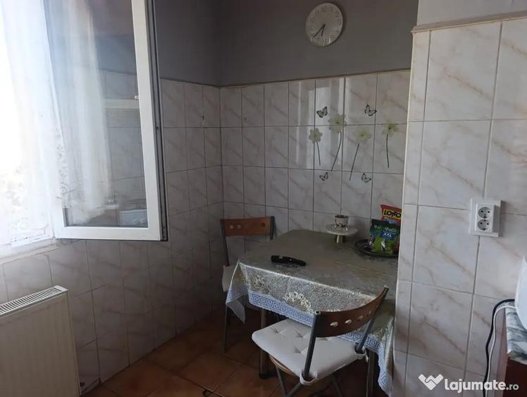 Apartament cu 3 camere semidecomandat în Titan