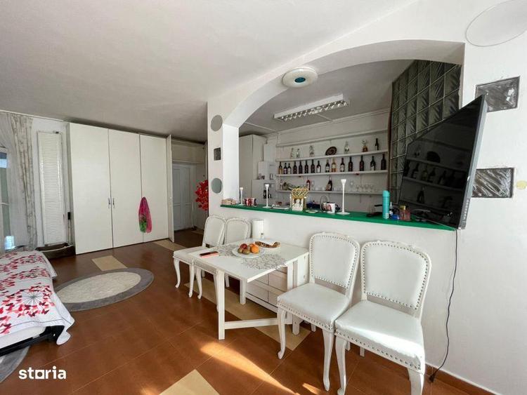 Casă cu 9 camere cu Teren 550 Mp în Băneasa