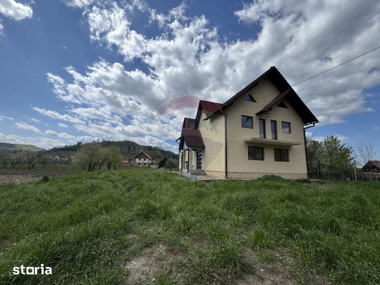 Casă cu 6 camere cu Teren 268 Mp în Moșna