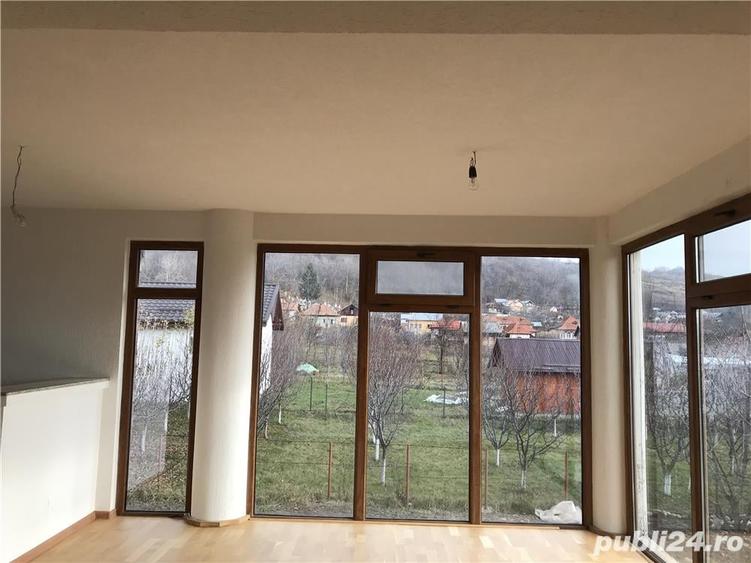 Casă cu 9 camere cu Teren 900 Mp în Cornu