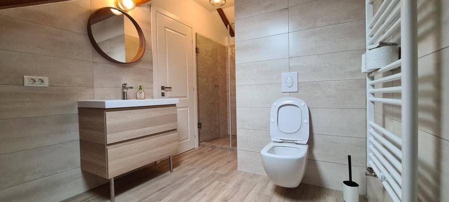 Apartament cu 4 camere semidecomandat, mobilat în Calea Victoriei