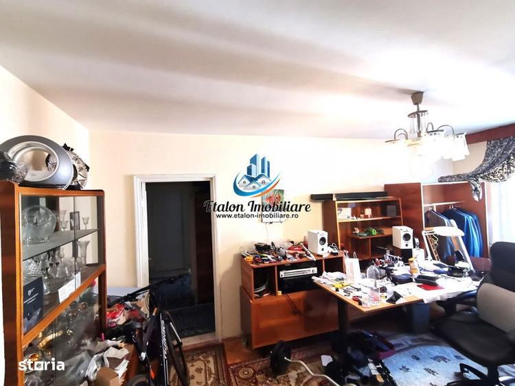 Apartament cu 3 camere semidecomandat în Vest