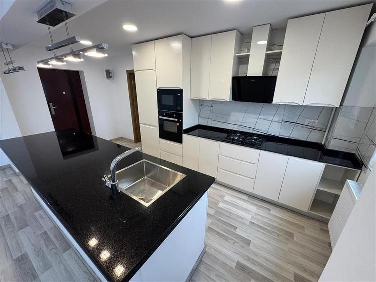 Apartament cu 3 camere decomandat, mobilat în Ultracentral