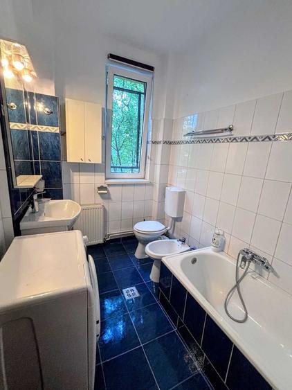Apartament cu 3 camere decomandat în Jiului