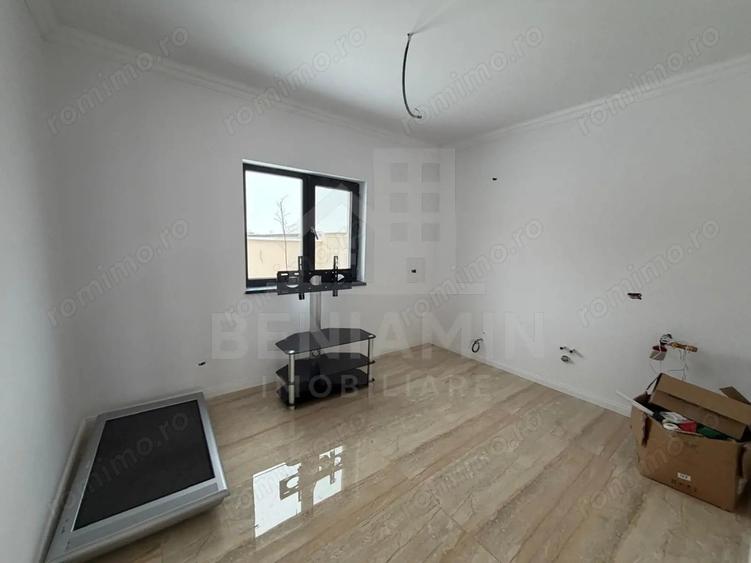 Casă cu Teren 391 Mp în Est