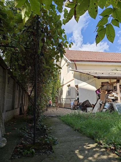 Casă cu 5 camere cu Teren 11000 Mp în Central