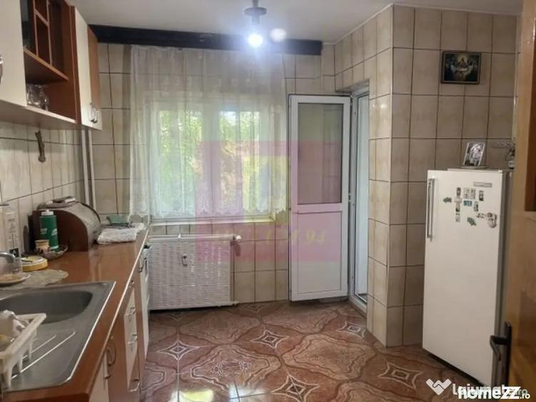 Apartament cu 3 camere decomandat în Drumul Sării