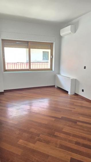 Apartament cu 5 camere decomandat în Primăverii
