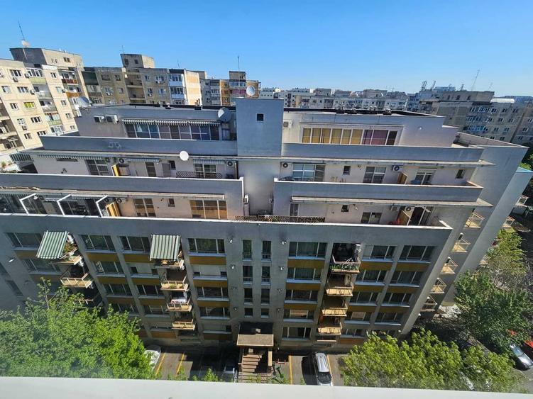 Apartament cu 3 camere decomandat în Tineretului