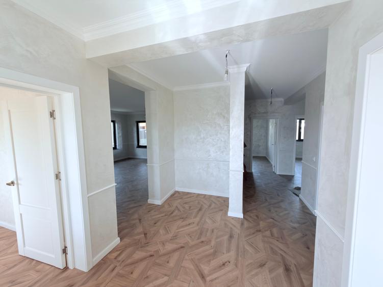 Casă individuală cu 5 camere cu Teren 500 Mp în Central