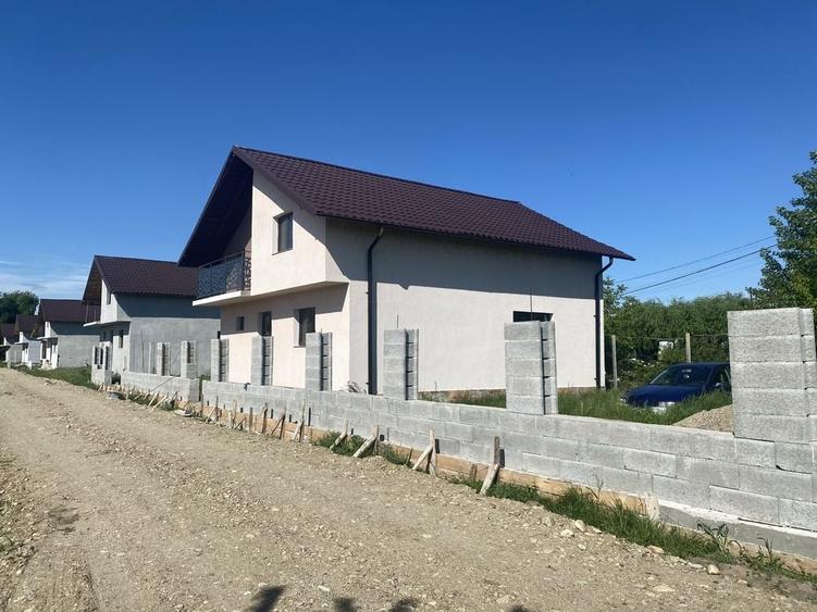 Casă cu 4 camere în Lazuri