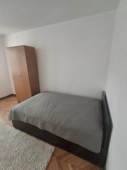 Apartament cu 3 camere semidecomandat în Giulești