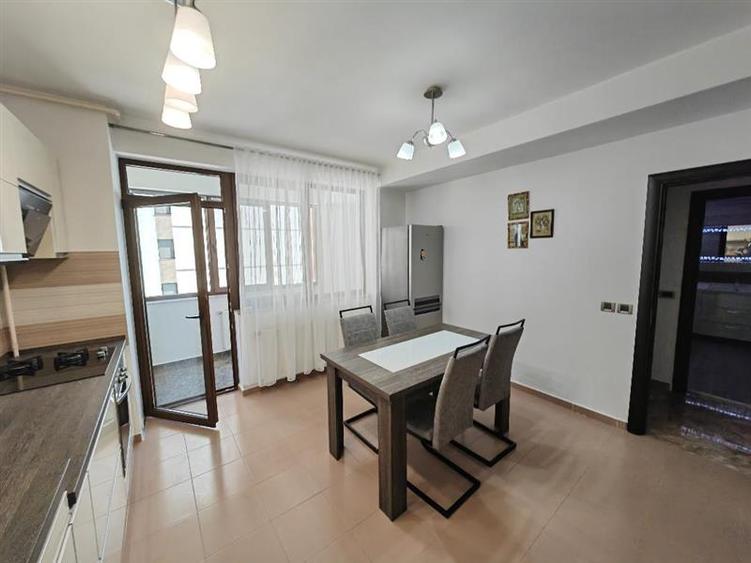 Apartament cu 3 camere semidecomandat, mobilat în Tractorul
