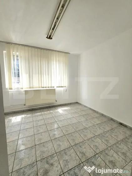 Apartament cu 7 camere decomandat în Complex Studențesc