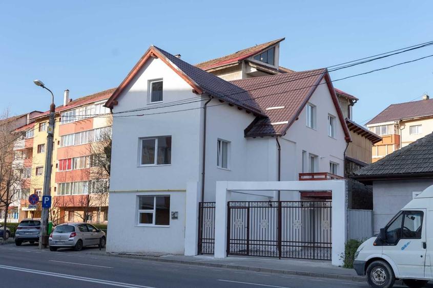Apartament cu 4 camere decomandat în Noua