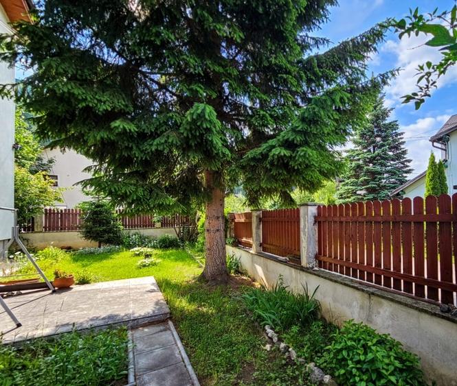 Apartament cu 3 camere decomandat, mobilat în Bușteni