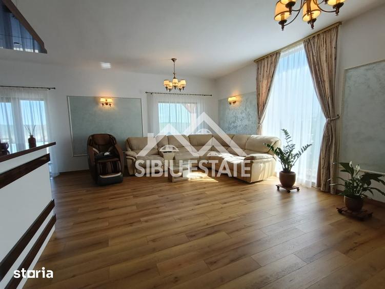 Casă cu 6 camere cu Teren 670 Mp în Roșia