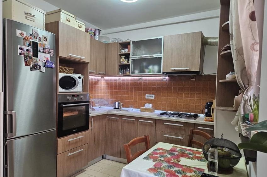 Apartament cu 3 camere semidecomandat, mobilat în Ghencea