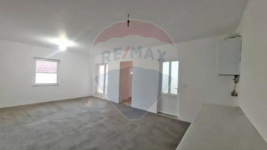 Casă cu Teren 800 Mp în Gălățeni