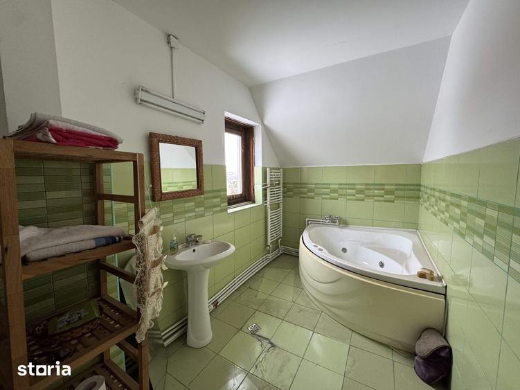 Casă cu 8 camere cu Teren 1150 Mp în Slătioara