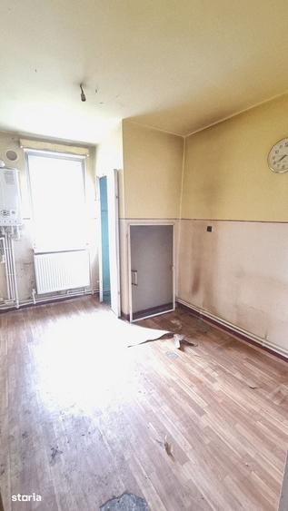 Apartament cu 3 camere decomandat în Petros