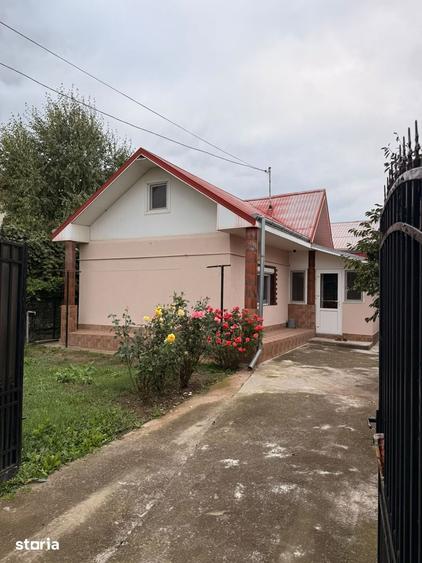 Casă cu 3 camere semidecomandat cu Teren 590 Mp în Cordun