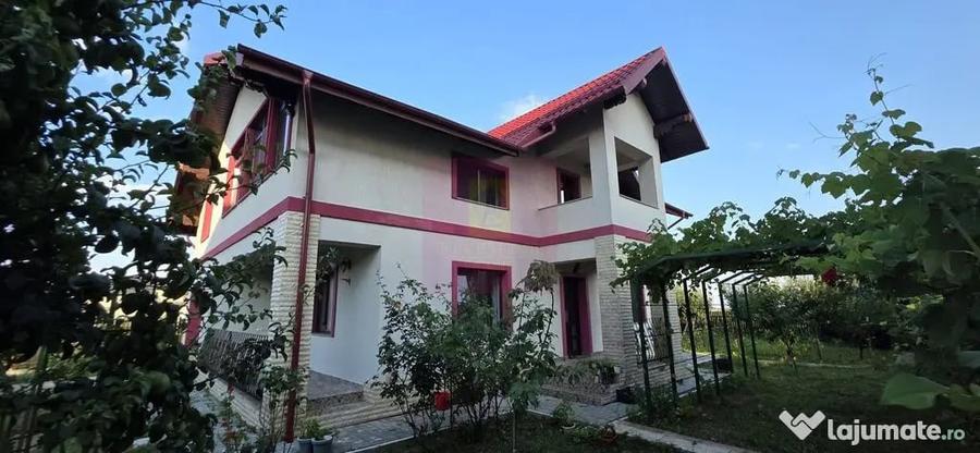 Casă cu 6 camere cu Teren 882 Mp în Bănești