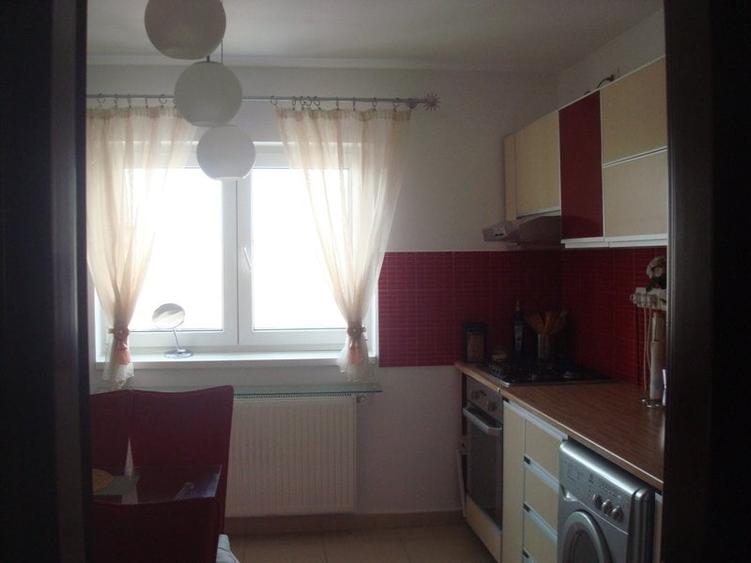 Apartament cu 3 camere decomandat în Panduri