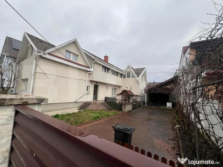 Casă cu 7 camere cu Teren 325 Mp în 7 Noiembrie