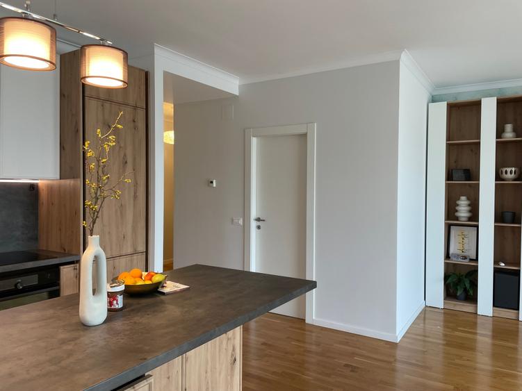 Apartament cu 4 camere decomandat în Băneasa