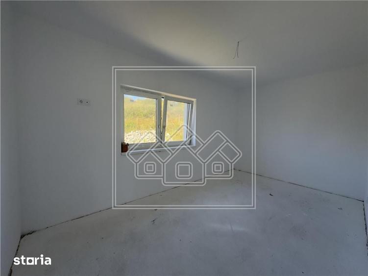 Apartament cu 3 camere în Cristian