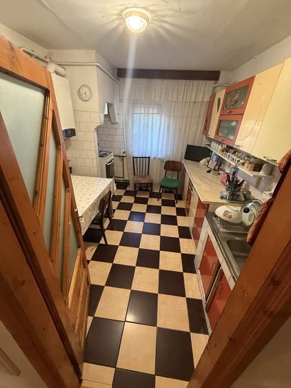 Apartament cu 4 camere decomandat în Craiovița Nouă