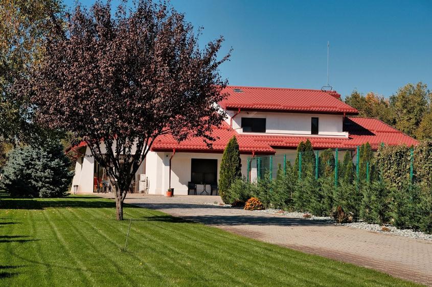 Casă individuală cu 10 camere cu Canalizare în Central
