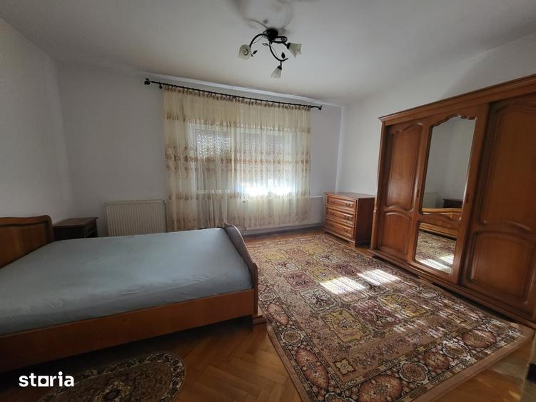 Casă cu 6 camere cu Teren 353 Mp în Tractorul
