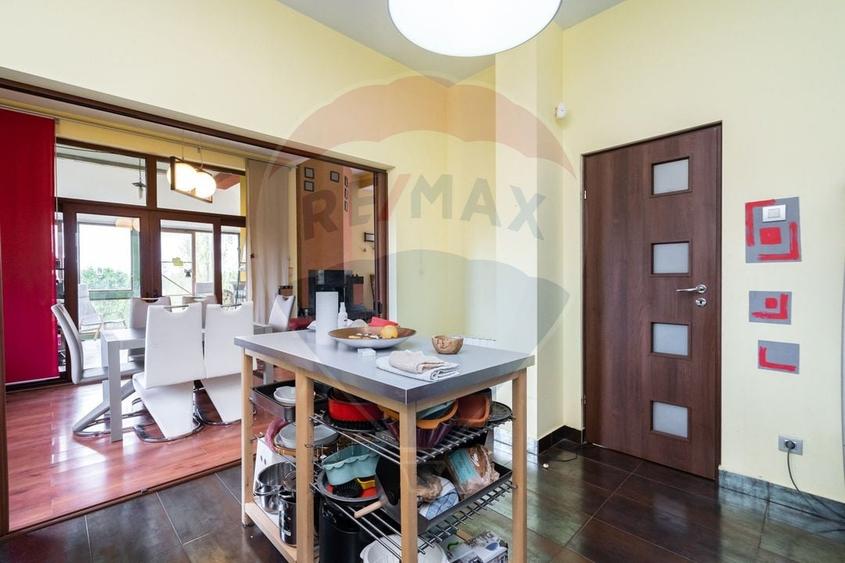 Casă individuală cu 5 camere cu Piscina în Izvorani