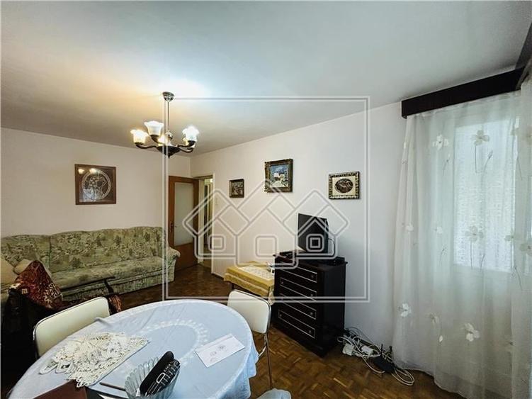 Apartament cu 3 camere decomandat în Ștrand