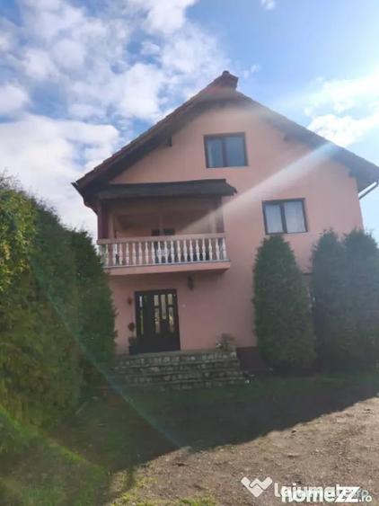 Casă cu 5 camere cu Teren 1600 Mp în Central