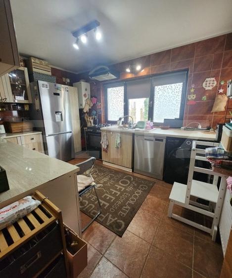 Duplex cu 5 camere semidecomandat cu Canalizare în Florești