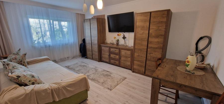 Apartament cu 3 camere decomandat în Poarta 6